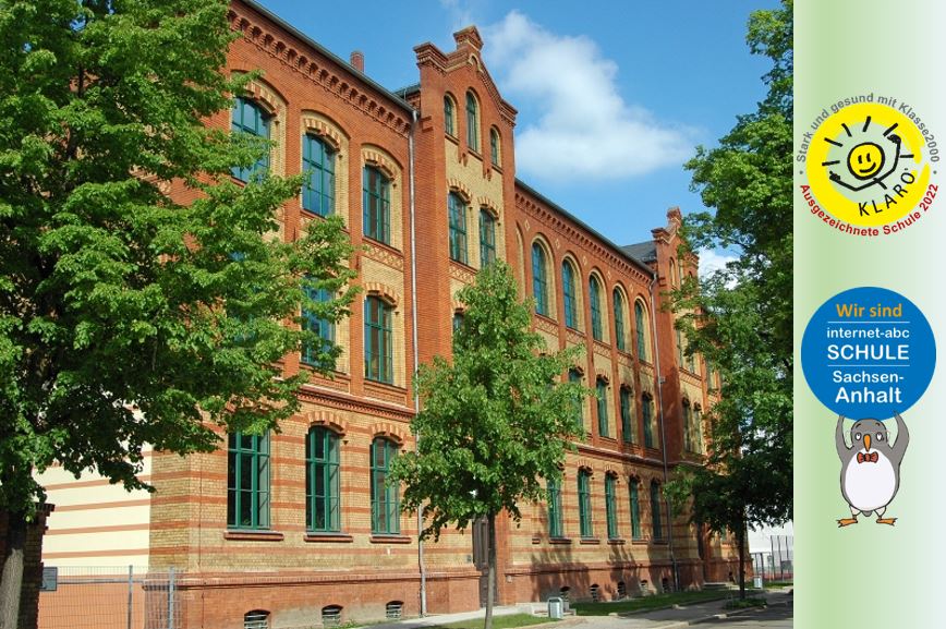 Schulgebäude mit Siegeln.JPG